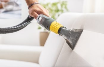 خطوات يتبعها الخبراء لتنظيف الكنب