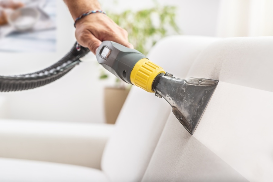 خطوات يتبعها الخبراء لتنظيف الكنب